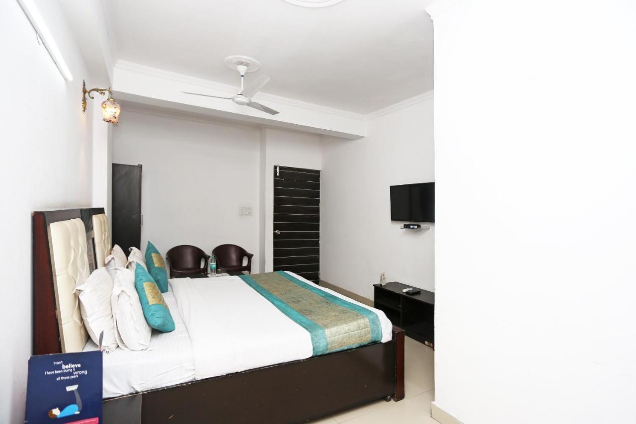 OYO 8253 Golden Heights Hotel New Delhi Eksteriør billede
