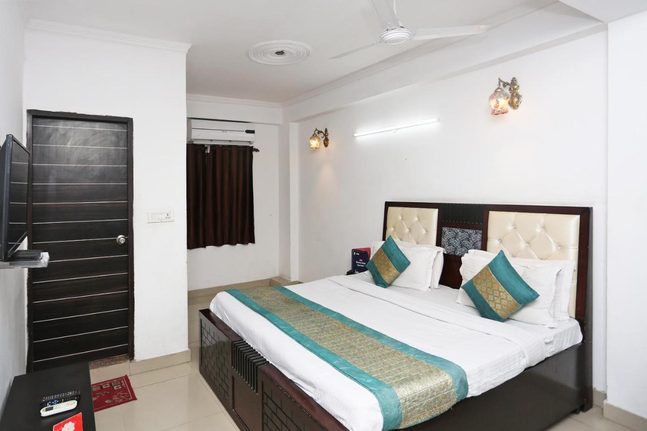 OYO 8253 Golden Heights Hotel New Delhi Eksteriør billede