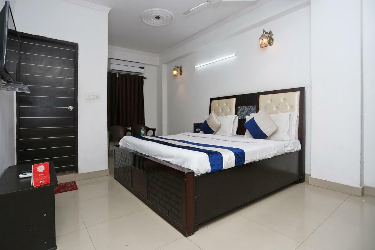 OYO 8253 Golden Heights Hotel New Delhi Eksteriør billede