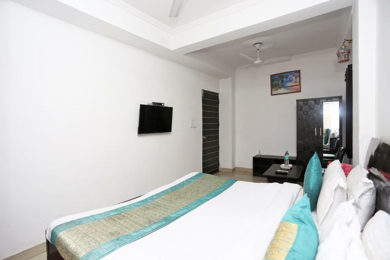 OYO 8253 Golden Heights Hotel New Delhi Eksteriør billede